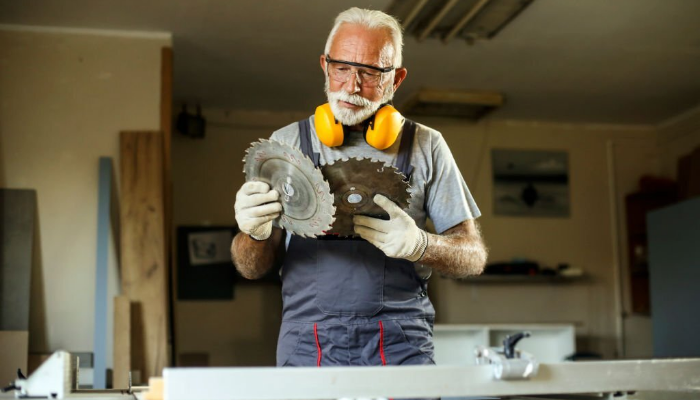 What is the right way to use the saw blade