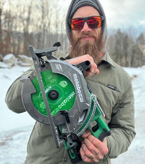 What factors affect the weight of a circular saw