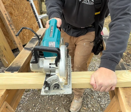 How to Prevent a Circular Saw from Getting Stuck
